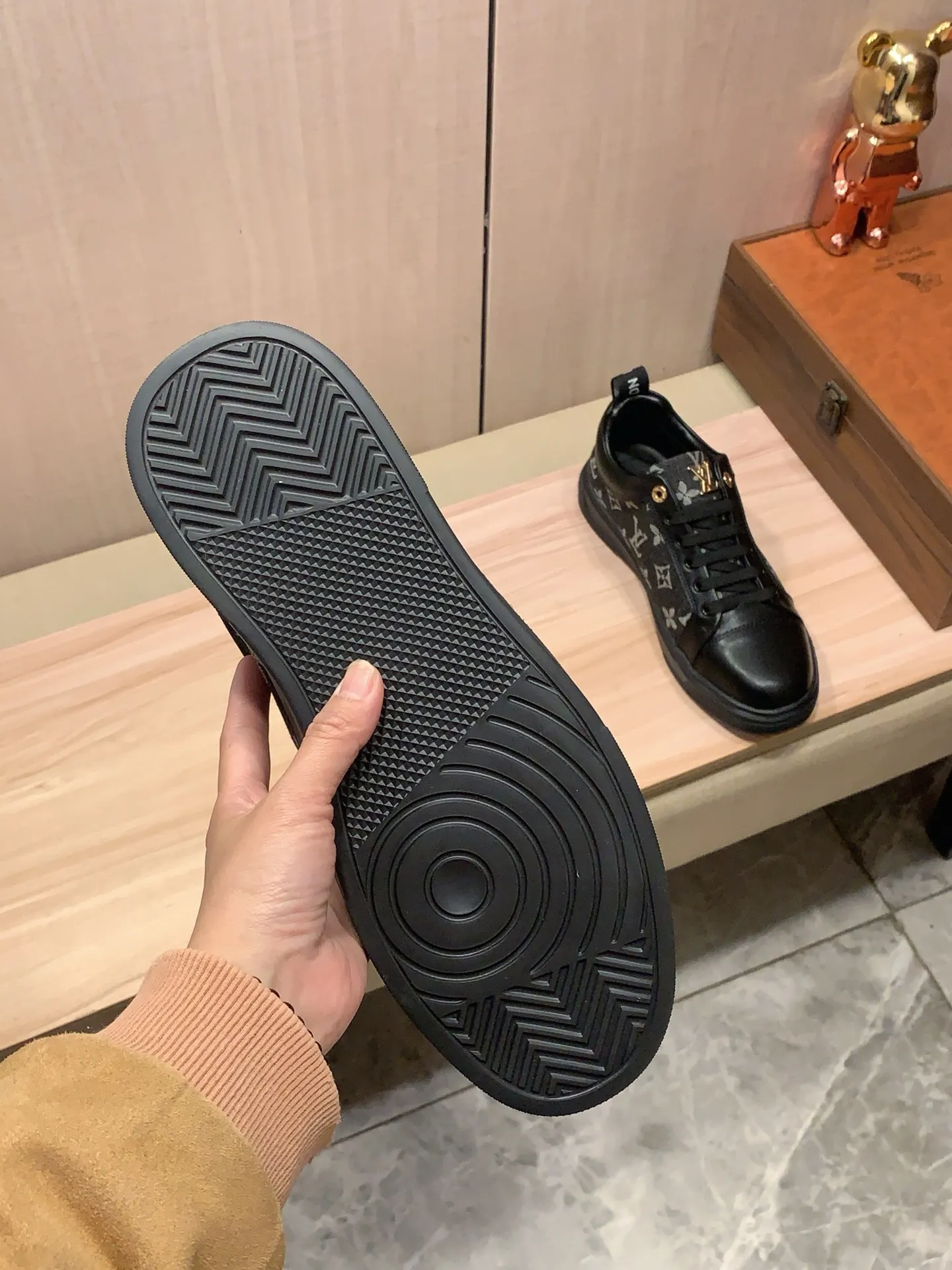 Men's Men's Shoes 💰420💰💰🎩🎩[Lightning][Lightning] "Lv*" The latest and most popular casual shoes, top brands [Seduce] Luxury ~ Purchasing Agency, Top ~ Quality. [Strong] The upper is made of imported breathable cowhide with material ➕ breathable sheepskin feet (•) and fine workmanship. The original stylish and stylish soft rubber wear-resistant and non-slip outsole is light and comfortable on the feet. The real thing looks better when photographed in person. 111: code: 38-44, 3️⃣ colors selected